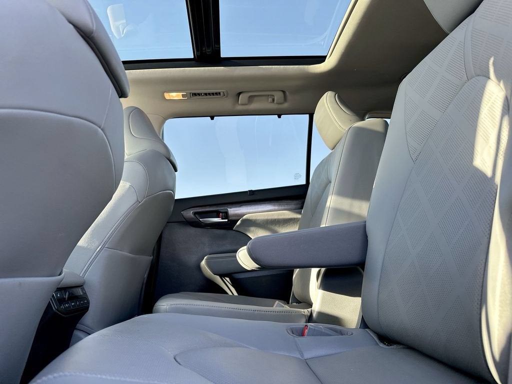 2021 Toyota Highlander Hybrid Platinum
