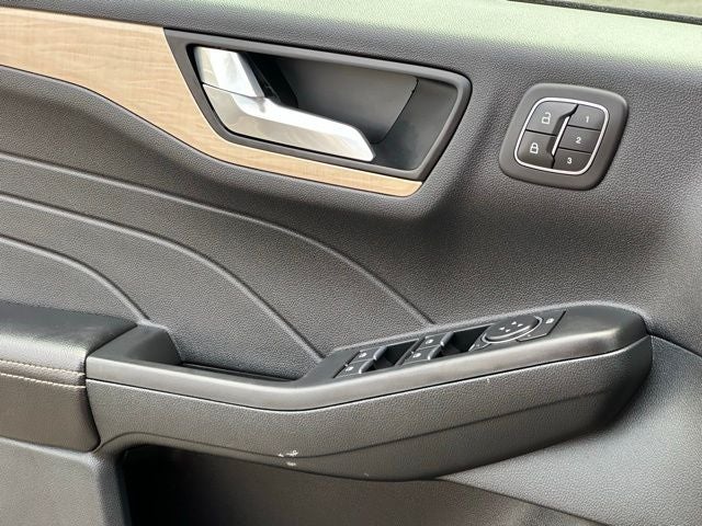 2022 Ford Escape Hybrid Titanium