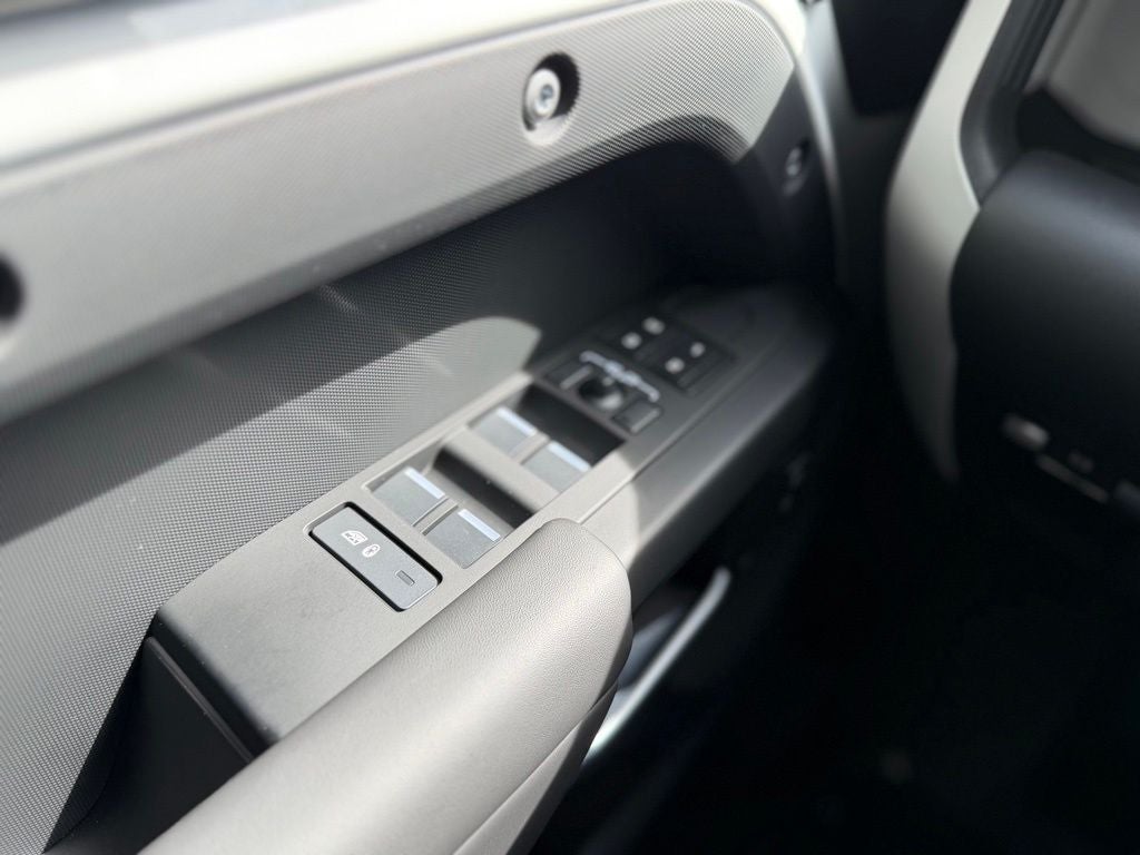 2025 Land Rover Defender 130 X-Dynamic SE