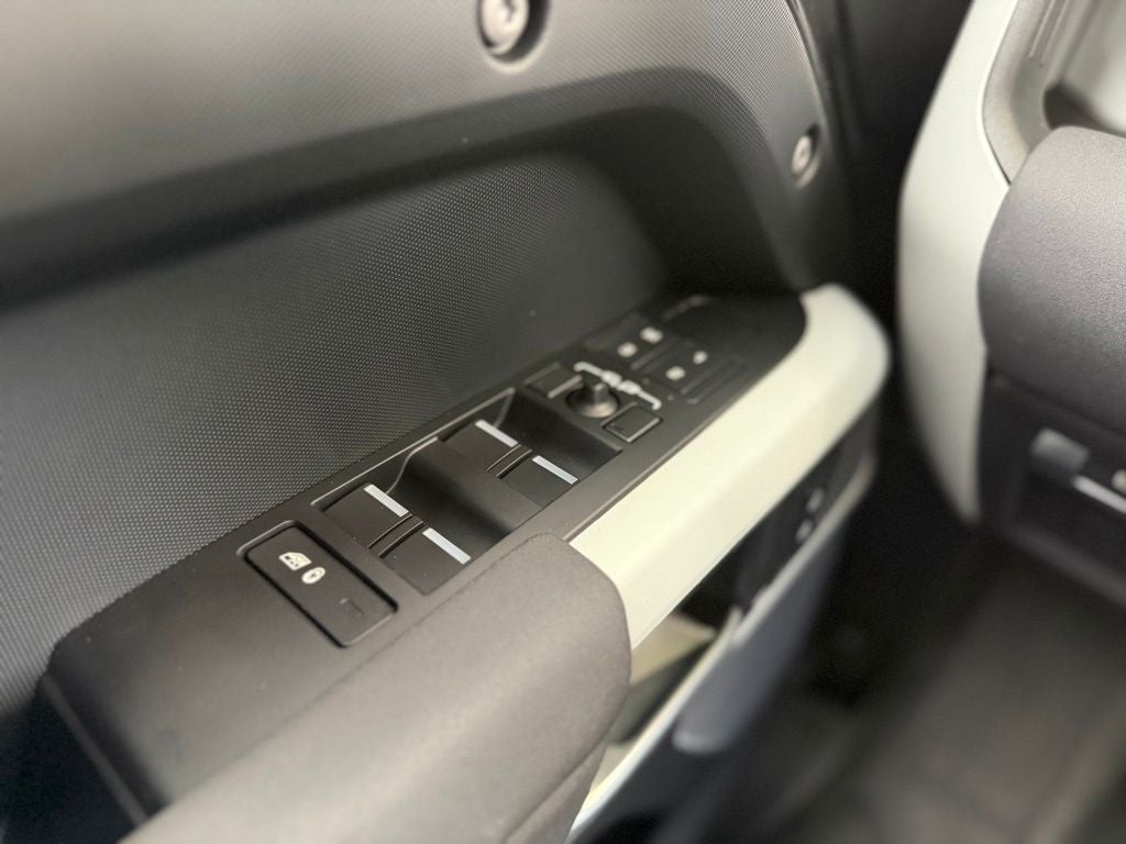 2023 Land Rover Defender 110 SE